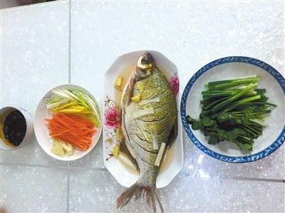 蒸魚前放鹽腌制嗎 這小伙說 no