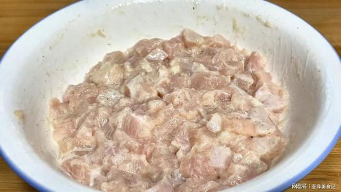 立秋后,羊肉牛肉靠邊站,多吃它,低脂高蛋白,營(yíng)養(yǎng)又美味 雞肉 雞丁 蛋清 蒜苗 香菇 胡蘿卜 適量清水 網(wǎng)易訂閱